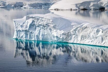 Es terbesar di dunia terhampar di dekat Georgia Selatan, ancaman bagi satwa liar dan lingkungan