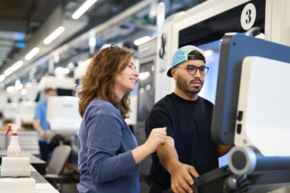 Apple berkomitmen untuk menginvestasikan $500 miliar untuk manufaktur di Amerika Serikat, termasuk fasilitas server AI baru di Houston.