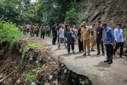 FOTO: Wagub Sulut tinjau jalan rusak dan titik longsor di Kotamobagu