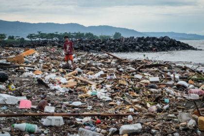 FOTO: Tumpukan sampah pasca banjir di Pantai Sindulang