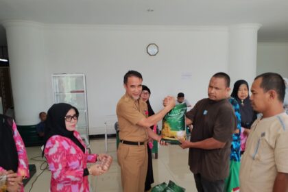 Asisten 2 Kotamobagu bersama IWSS Bagikan 106 paket sembako ke masyarakat