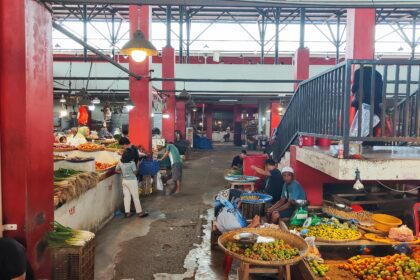 Pasar Bersehati Manado masih sepi jelang Lebaran 2025, harga daging ayam naik