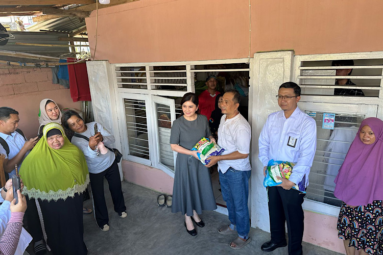 Ketua Komisi IX DPR RI Felly Runtuwene Bantu Warga Terdampak Banjir dan Longsor di Manado dan Minsel