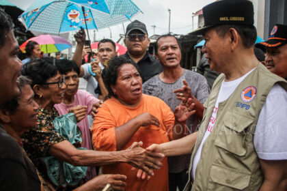 FOTO: Wagub Sulut tinjau korban terdampak banjir di Manado