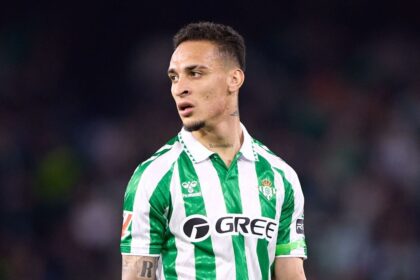 Isco bercanda bahwa diperlukan penggalangan dana untuk menjaga Antony tetap di Betis.