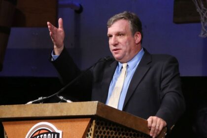 Kolumnis olahraga, penulis John Feinstein meninggal pada usia 69 tahun