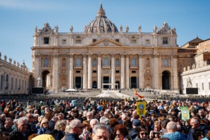 Paus Absen dalam Doa Angelus Mingguan, Peziarah Kecewa