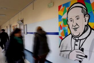 Paus 'Tidur Semalaman' Setelah Dua Kali Alami Gangguan Pernapasan