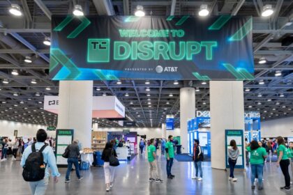 Perkuat merek Anda dengan meja pameran di Disrupt 2025