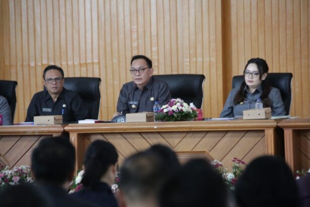 Wali Kota Tomohon Caroll Senduk saat memimpin rapat kerja perdana didampingi Wawali Sendy Rumajar dan Sekda Edwin Roring.
