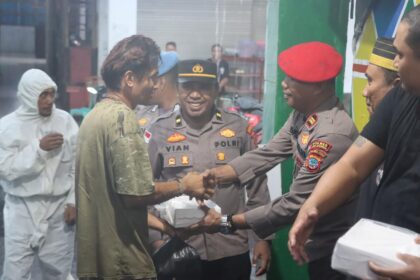 Personel Polres Sitaro berbagi takjil di bulan puasa Ramadan