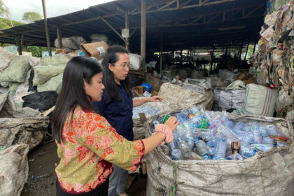Bupati Sitaro saat mengunjungi tempat pengelolaan sampah di kota Manado, Senin 17 Maret 2025.