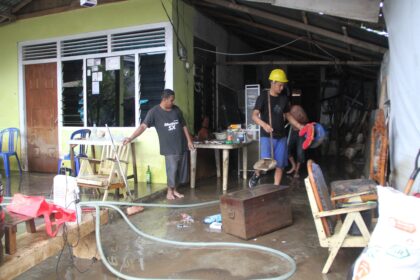 Warga Singkil mulai bersihkan rumah pasca banjir Manado, pemerintah imbau tetap waspada