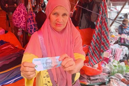 Waspada uang palsu beredar di Kotamobagu, dagangan penjual kue kering ini dibeli dengan uang mainan
