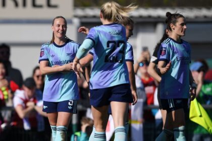 Arsenal dan Man United terus memberikan tekanan kepada pemimpin klasemen WSL, Chelsea.