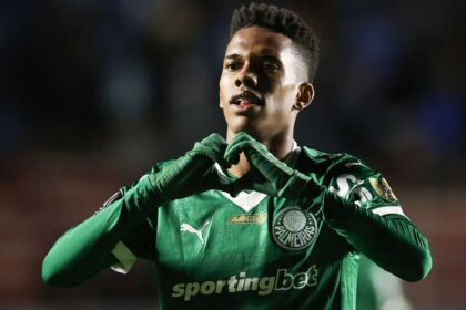 Estêvão yang akan pindah ke Chelsea mencetak gol, muntah dalam kemenangan Palmeiras di ketinggian.