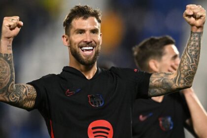 Flick Barcelona memuji tackle 'luar biasa' Martínez untuk memastikan kemenangan