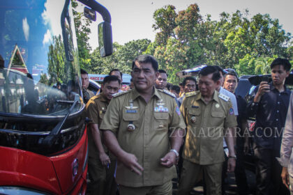 Victor Mailangkay dampingi Yulius Selvanus cek kendaraan dinas Pemprov Sulut