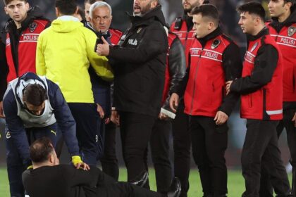 Jose Mourinho dilarang selama 3 pertandingan karena mencubit hidung pelatih Galatasaray.