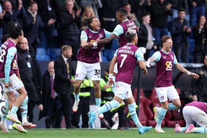 Leeds United, Burnley memastikan promosi ke Liga Utama.