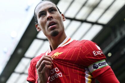 Mohamed Salah memohon kepada Virgil van Dijk saat bek Liverpool itu memberi petunjuk tentang kontrak baru.
