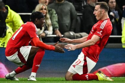 Perlombaan Liga Champions Premier League semakin ketat ketika Forest mengalahkan Spurs.