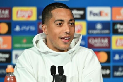 Youri Tielemans tentang perselisihan Emi Martínez-France: Para penggemar PSG seharusnya 'berkonsentrasi pada sepakbola'.