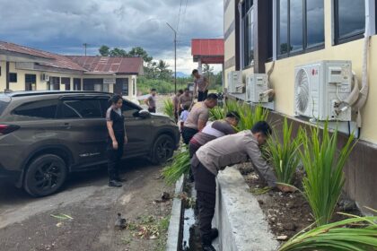 Bag Ops Polres Kotamobagu perindah markas komando jelang diresmikan, tanam bunga agar terlihat asri
