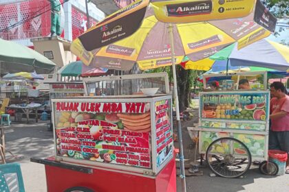 Kisah humanis penjual rujak di Manado: Pasangan perantau yang tak kenal hari libur