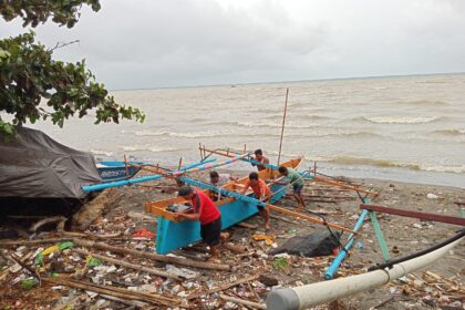 Badai pagi di Manado, nelayan berjuang selamatkan perahu dari amukan ombak