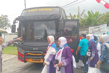 JCH Sangihe tiba di Asrama Haji Manado, diantar bus Korps Brimob