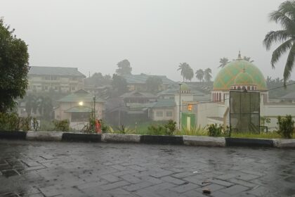 Hujan deras dan angin kencang landa Manado, warga diminta tetap waspada