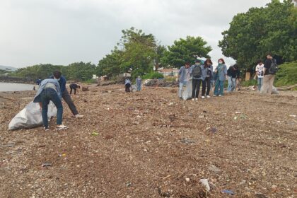 25 mahasiswa Unsrat Manado bersihkan sampah di pantai Sindulang, terkumpul 17 kantong