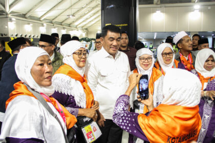 Gubernur Yulius Selvanus dampingi keberangkatan Jemaah Calon Haji Sulut