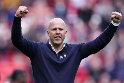 Arne Slot mengungkapkan pesan Jürgen Klopp setelah kemenangan gelar Premier League.