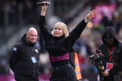 Burnley merayakan promosi dengan menyanyi bersama Natasha Bedingfield
