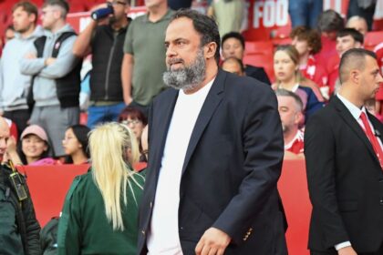Evangelos Marinakis melepaskan kendali di Nottingham Forest