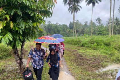 Menembus hujan dan jalan berbatu, petugas Puskesmas Tanoyan tak surut layani warga Mengkang