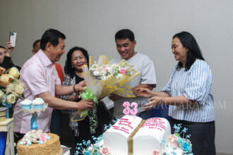 Wagub Victor Mailangkay beri kejutan di HUT pernikahan ke-33 Gubernur Yulius Selvanus
