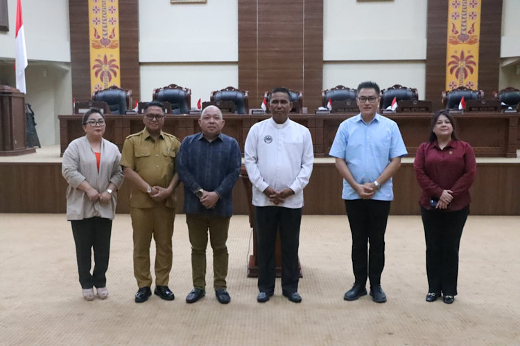 Ibadah Rutin DPRD Sulut, Royke Anter Berikan Sambutan Wakili Pimpinan dan Anggota 8 Ibadah Rutin DPRD Sulut, Royke Anter Berikan Sambutan Wakili Pimpinan dan Anggota