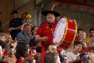 Ikonik penggemar tim nasional Spanyol 'Manolo el del Bombo' meninggal pada usia 76 tahun.