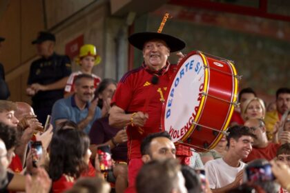 Ikonik penggemar tim nasional Spanyol 'Manolo el del Bombo' meninggal pada usia 76 tahun.