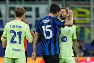 Iñigo Martínez dari Barcelona membantah mengeluarkan ludah pada Francesco Acerbi dari Inter Milan.