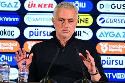 Jose Mourinho diam-diam tentang masa depannya saat harapan gelar Fenerbahce memudar.