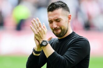 Manajer Ajax Francesco Farioli mundur setelah kekalahan rekor dalam pertandingan untuk memperebutkan gelar.