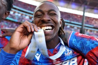 Nwodim memberi penghormatan pada kemenangan Piala FA sepupu Eze dalam episode terakhir musim SNL.