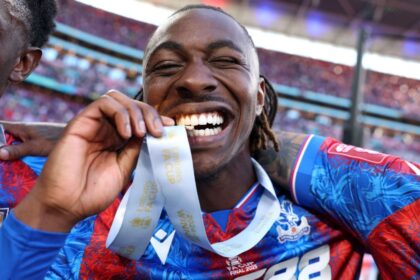 Nwodim memberi penghormatan pada kemenangan Piala FA sepupu Eze dalam episode terakhir musim SNL.