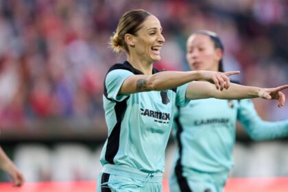 Pencetak gol terbanyak NWSL, Esther González, memperpanjang kontrak dengan Gotham hingga tahun 2027.