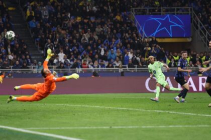 Penjaga gawang Inter Milan, Yann Sommer, melakukan penyelamatan 'istimewa' pada Lamine Yamal.