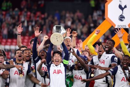 Postecoglou memenuhi janjinya dengan trofi yang dinantikan oleh Spurs.